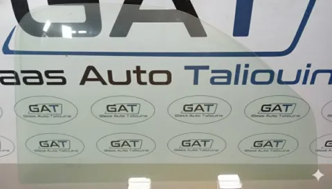 Photo GAT : Glace latérale gauche TOYOTA HILUX PICKUP 1997-04, référence PFA0688