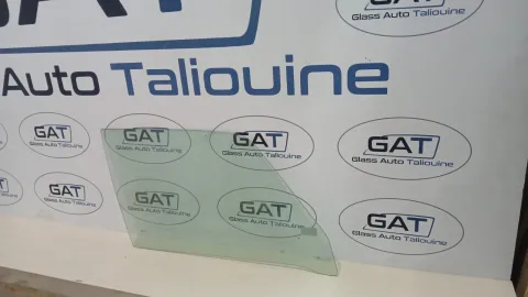 Photo GAT : Glace latérale droite ISUZU KDB 26, référence 000005