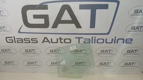 Photo GAT : Glace latérale gauche RENAULT DACIA DUSTER 2010, référence PFA3083